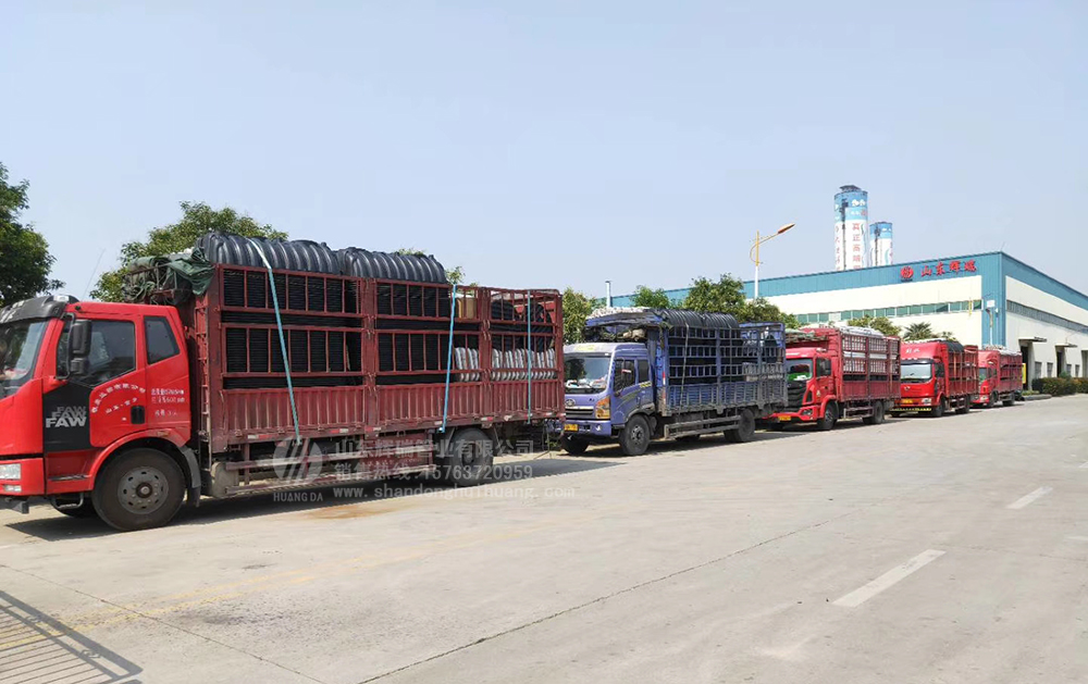 加快新農(nóng)村旱廁改造，六車三格化糞池集中發(fā)貨