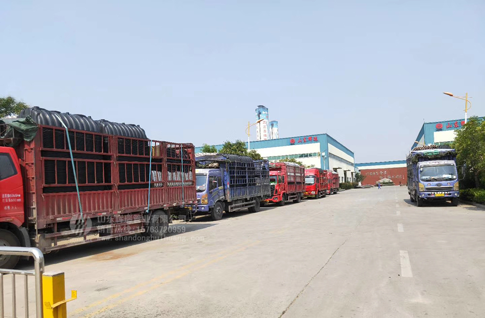 加快新農(nóng)村旱廁改造，六車三格化糞池集中發(fā)貨